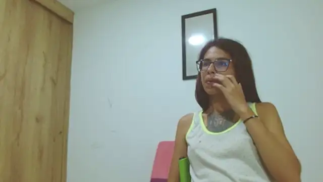 Emily Lopera online show from May 27, 5:04 am