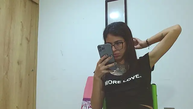 Emily Lopera online show from May 30, 2:30 am