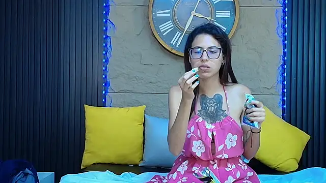Emily Lopera online show from June 17, 12:02 am