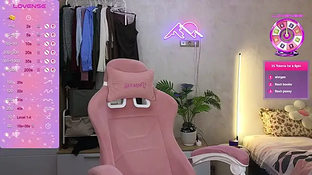 GoldenSunBunny online show from March 18, 2:04 am