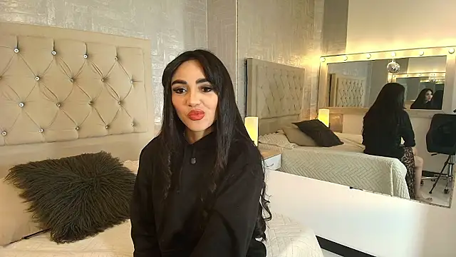 BELLA THORNERFG online show from March 19, 3:54 am