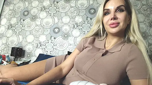 Snapshot of SexyQueenNina chatting on November 1, 10:45 pm SexyQueenNina online show from November 1, 10:45 pm