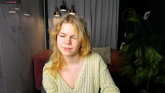 ElizabethVane online show from June 9, 5:30 am