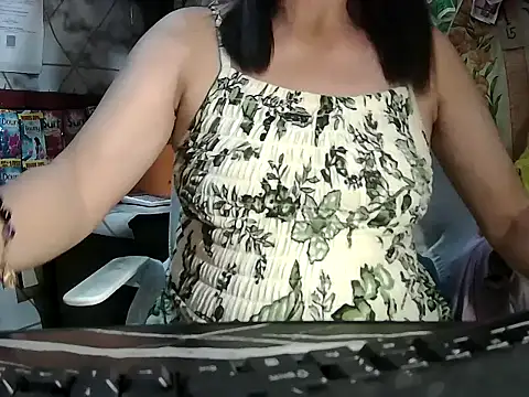Snapshot of mommylicious_23 chatting on June 21, 1:24 pm mommylicious 23 online show from June 21, 1:24 pm
