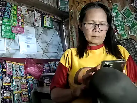 Snapshot of mommylicious_23 chatting on June 28, 7:14 am mommylicious 23 online show from June 28, 7:14 am