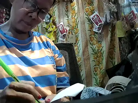 Snapshot of mommylicious_23 chatting on July 9, 10:52 am mommylicious 23 online show from July 9, 10:52 am