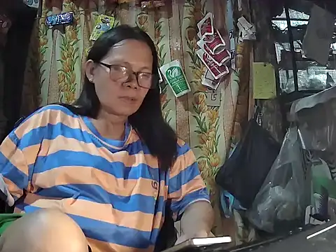 Snapshot of mommylicious_23 chatting on July 28, 12:48 pm mommylicious 23 online show from July 28, 12:48 pm