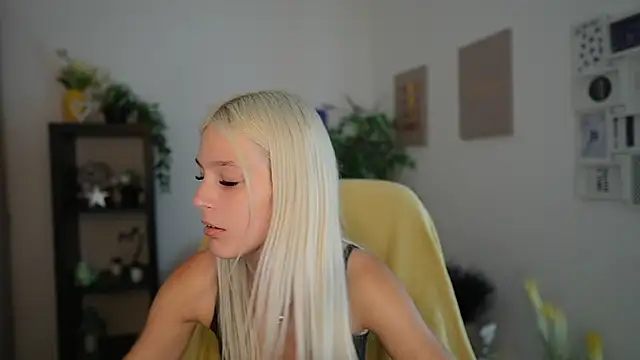 Snapshot of Luna_Grace18 chatting on July 13, 1:58 pm Luna Grace18 online show from July 13, 1:58 pm
