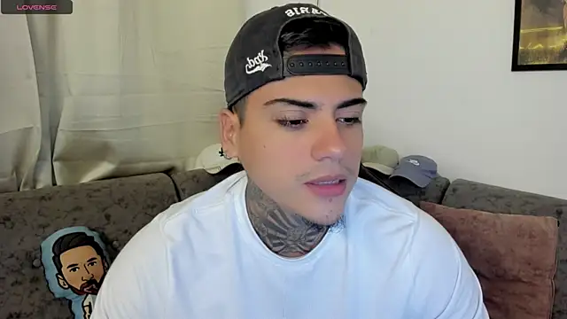 Snapshot of sweetlatinoboy chatting on August 6, 10:06 am sweetlatinoboy online show from August 6, 10:06 am
