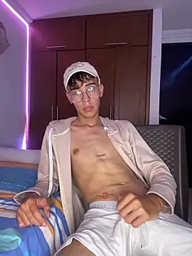 Snapshot of Milo_Gunnar chatting on April 22, 9:05 pm Milo Gunnar online show from April 22, 9:05 pm