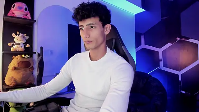Snapshot of MaxiimoRomano_ chatting on July 16, 7:31 pm MaxiimoRomano online show from July 16, 7:31 pm