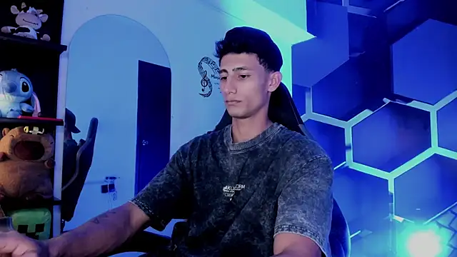 Snapshot of MaxiimoRomano_ chatting on July 24, 7:23 pm MaxiimoRomano online show from July 24, 7:23 pm