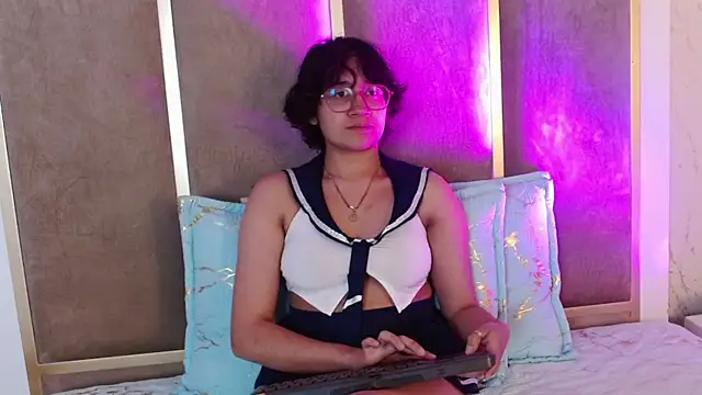 Dari Moonl online show from March 19, 1:15 pm