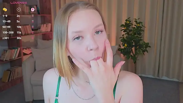 Snapshot of StaceyyJones chatting on July 20, 10:39 am StaceyyJones online show from July 20, 10:39 am