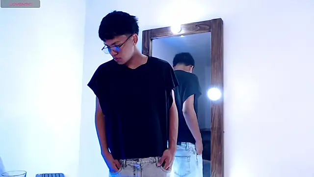 thiagosterling online show from April 22, 11:50 pm