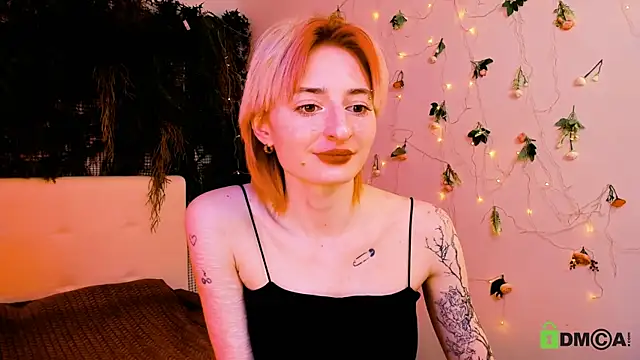 Kira  Cutie online show from May 15, 11:01 pm