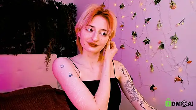 Kira  Cutie online show from May 16, 12:29 am