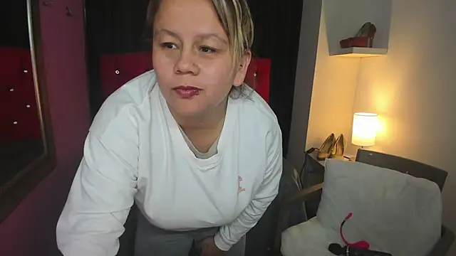 Snapshot of ScarletBigTitties chatting on April 2, 11:52 am ScarletBigTitties online show from April 2, 11:52 am