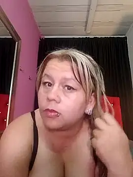 Snapshot of ScarletBigTitties chatting on April 5, 11:40 am ScarletBigTitties online show from April 5, 11:40 am