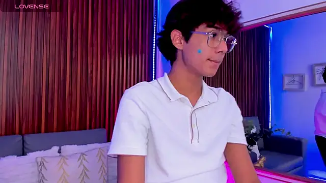 Snapshot of Oliver20__ chatting on June 10, 10:08 pm Oliver20 online show from June 10, 10:08 pm