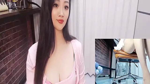 Snapshot of Latte-01 chatting on July 1, 2:51 pm Latte-01 online show from July 1, 2:51 pm