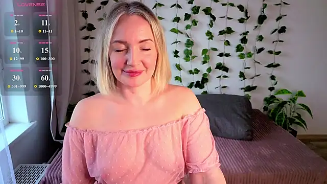 MonikFoxi online show from May 4, 4:30 am