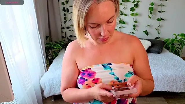 MonikFoxi online show from July 25, 4:10 am
