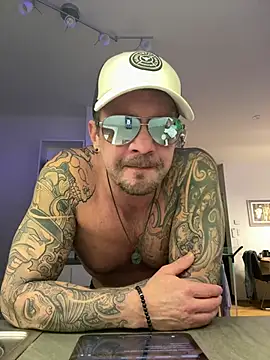 Snapshot of stefhart chatting on April 14, 1:00 am stefhart online show from April 14, 1:00 am