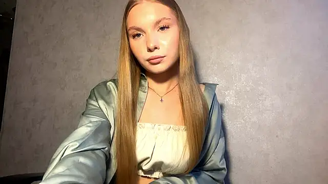 CarolineNine online show from April 18, 3:27 pm