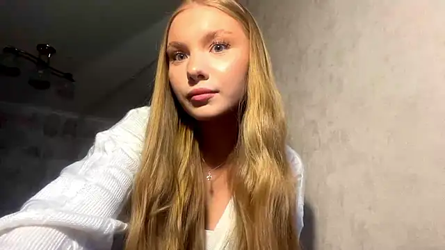 CarolineNine online show from April 24, 3:36 pm
