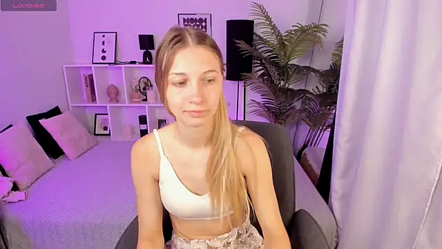 Snapshot of LauraPurr chatting on June 9, 6:58 am LauraPurr online show from June 9, 6:58 am