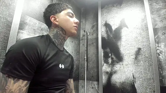 Snapshot of Gury_tattoo chatting on June 23, 6:06 pm Gury tattoo online show from June 23, 6:06 pm
