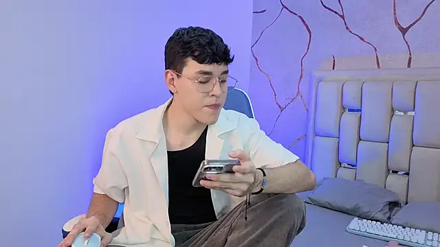 Tom Parker  online show from March 21, 11:19 pm