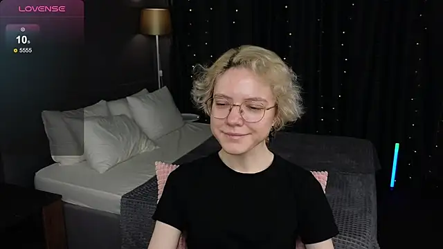 Snapshot of HottoKori chatting on June 4, 5:35 am HottoKori online show from June 4, 5:35 am