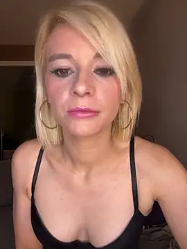 Snapshot of evaluminax chatting on March 26, 12:39 am evaluminax online show from March 26, 12:39 am