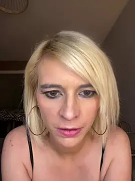 Snapshot of evaluminax chatting on April 6, 3:37 am evaluminax online show from April 6, 3:37 am