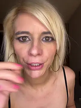 Snapshot of evaluminax chatting on April 6, 4:46 am evaluminax online show from April 6, 4:46 am