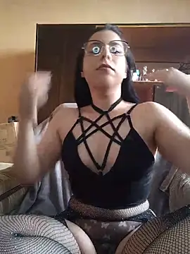 Snapshot of Rue_the_witch6 chatting on May 25, 2:45 pm Rue the witch6 online show from May 25, 2:45 pm