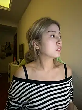 Snapshot of Olivia_PINK0322 chatting on May 15, 1:51 pm Olivia PINK0322 online show from May 15, 1:51 pm