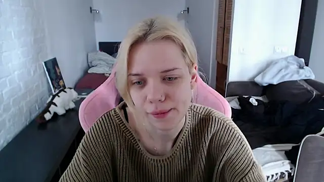 TenderChloe online show from April 5, 8:55 am