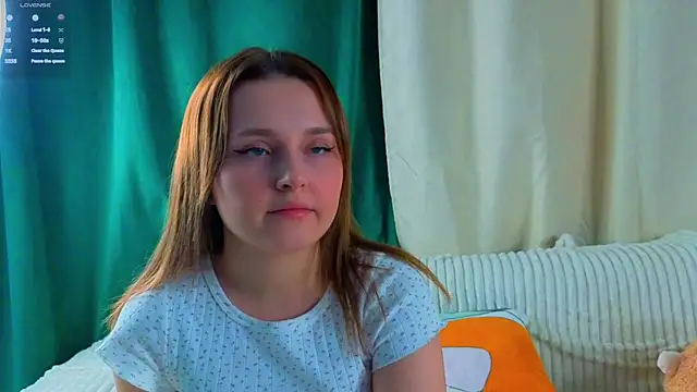 Snapshot of LorriMonz chatting on August 9, 3:23 am LorriMonz online show from August 9, 3:23 am