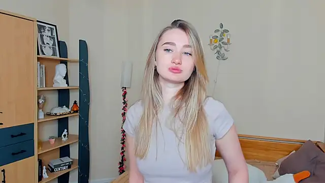 Snapshot of VioletteClaire chatting on May 2, 7:24 am VioletteClaire online show from May 2, 7:24 am