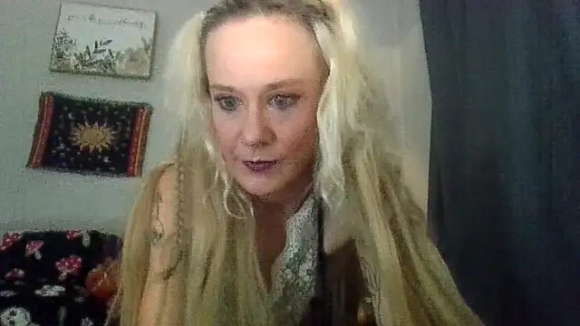 Snapshot of batshtcrzybbylov3 chatting on June 11, 9:40 am batshtcrzybbylov3 online show from June 11, 9:40 am