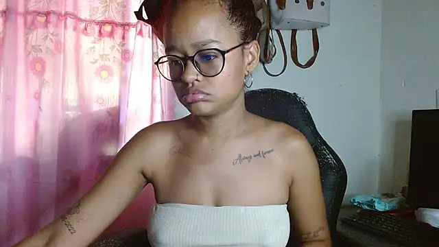 Snapshot of Zoe_film chatting on March 25, 2:56 pm Zoe film online show from March 25, 2:56 pm