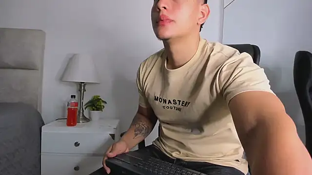 Snapshot of Chriss_Diamond chatting on June 28, 8:04 pm Chriss Diamond online show from June 28, 8:04 pm