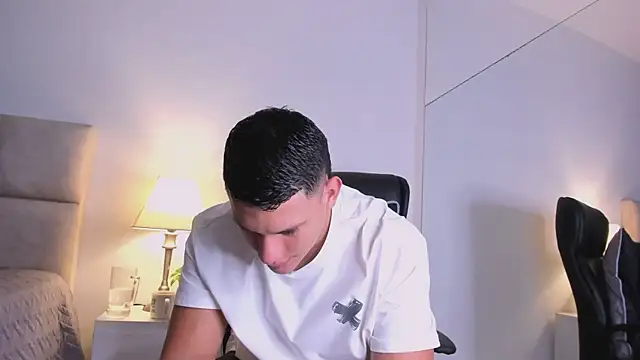 Snapshot of Chriss_Diamond chatting on June 30, 8:43 pm Chriss Diamond online show from June 30, 8:43 pm