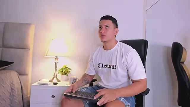 Snapshot of Chriss_Diamond chatting on July 8, 8:35 pm Chriss Diamond online show from July 8, 8:35 pm