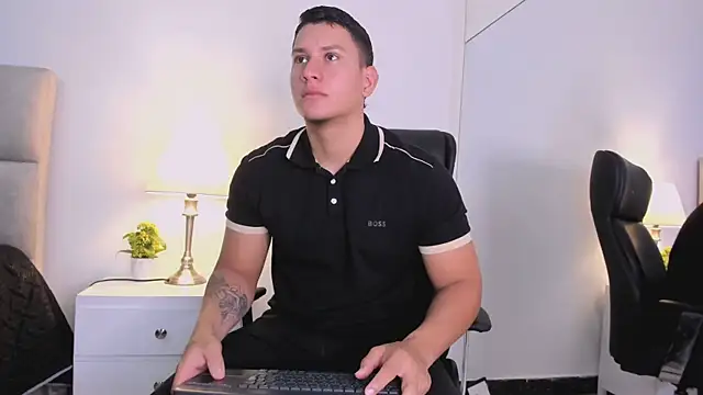 Snapshot of Chriss_Diamond chatting on August 1, 8:19 pm Chriss Diamond online show from August 1, 8:19 pm