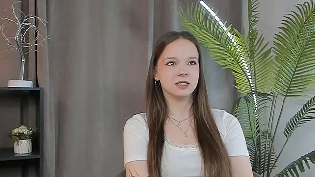 Snapshot of KiraGbur chatting on March 26, 8:09 am KiraGbur online show from March 26, 8:09 am