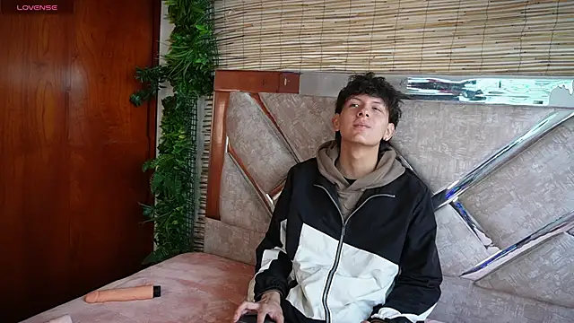 Snapshot of dominik_across chatting on March 25, 12:11 pm dominik across online show from March 25, 12:11 pm